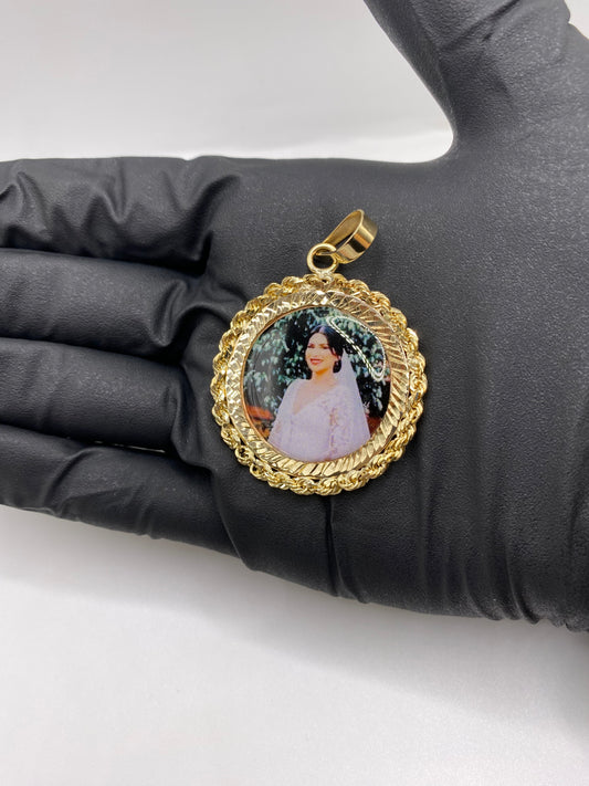 14k Rope Picture Pendant